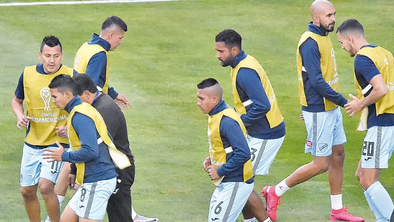 Los jugadores de Bolívar, en calentamiento muscular. APG