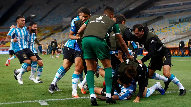 Jugadores de Racing festejan su avance a cuartos de final de la Copa Libertadores. EFE