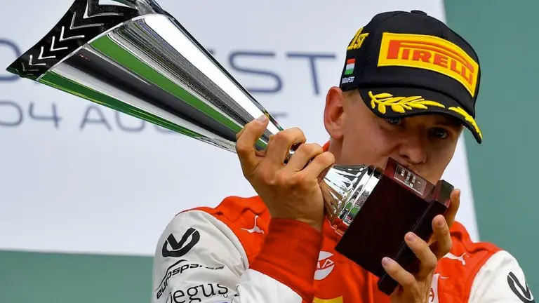 El piloto Mick Schumacher celebra una victoria anterior. EFE
