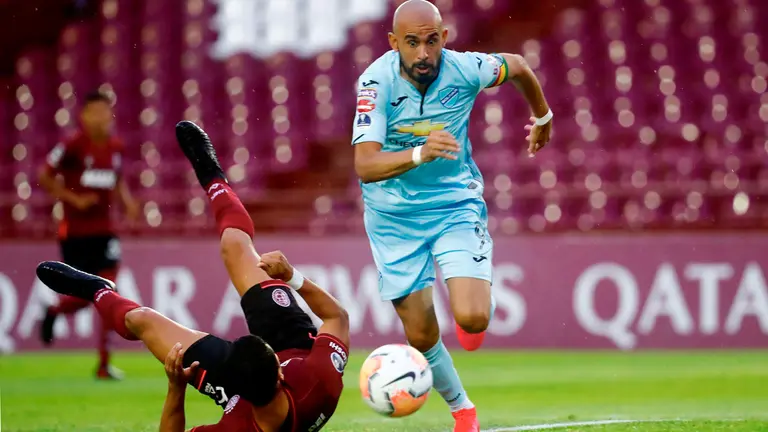 Marcos Riquelme de Bolívar avanza para anotar hoy, en un partido de la Copa Sudamericana entre Lanús y Bolívar. EFE