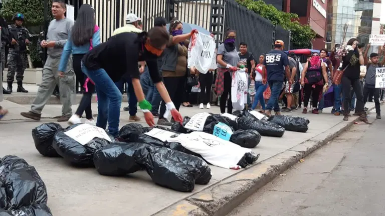 Fotografía ilustrativa de una protesta en contra de los feminicidios y violencia hacia la mujer. OPINIÓN