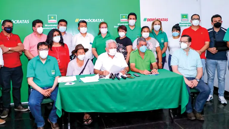 Miembros de Demócratas  en su encuentro en Santa Cruz, el pasado lunes. DEMÓCRATAS