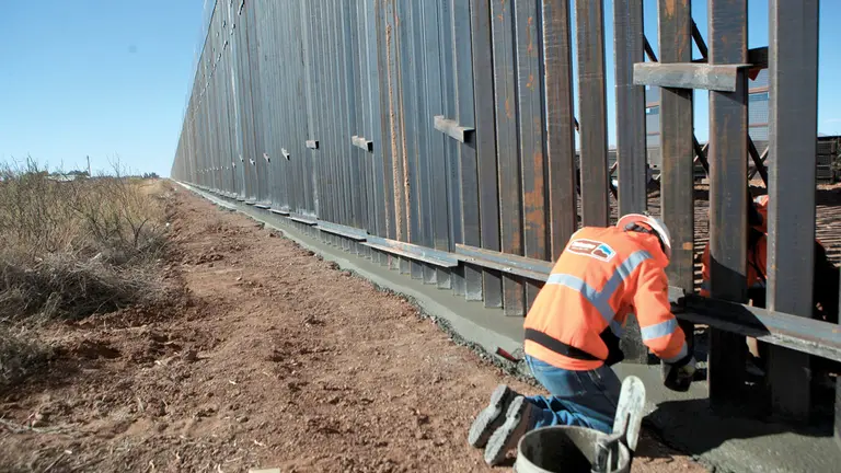 Imagen referencial de las obras del muro que se construye entre EEUU y M&eacute;xico, por &oacute;rdenes de Donald Trump. EFE
