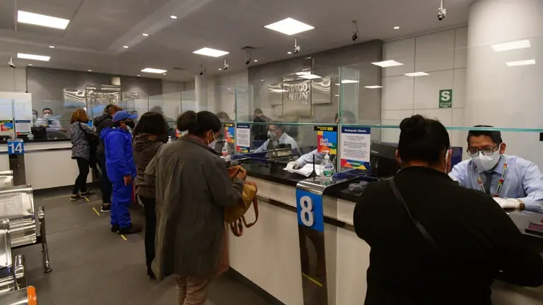 Varias personas realizan transacciones en bancos./ ARCHIVO