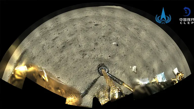 Una foto distribuida por la Administraci&oacute;n Espacial Nacional de China (CNSA) muestra una imagen tomada por la c&aacute;mara panor&aacute;mica a bordo de la combinaci&oacute;n de m&oacute;dulo de aterrizaje y ascenso de la nave espacial Chang'e-5 despu&eacute;s de aterrizar en la luna el 02 de diciembre de 2020. EFE