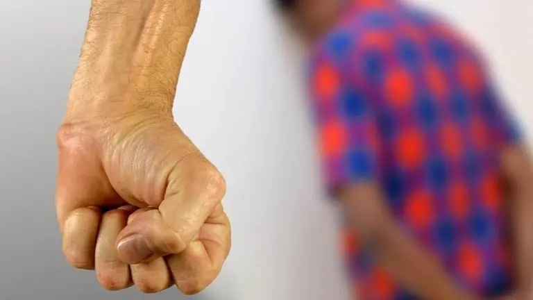 Fotografía ilustrativa de un adolescente víctima de violencia. Pixabay