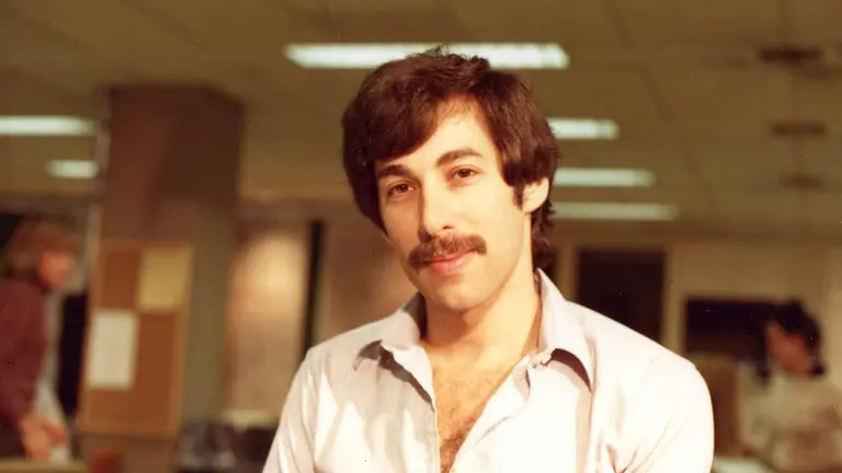 Fotograf&iacute;a personal cedida donde aparece el periodista Alan Weiss en 1980. EFE