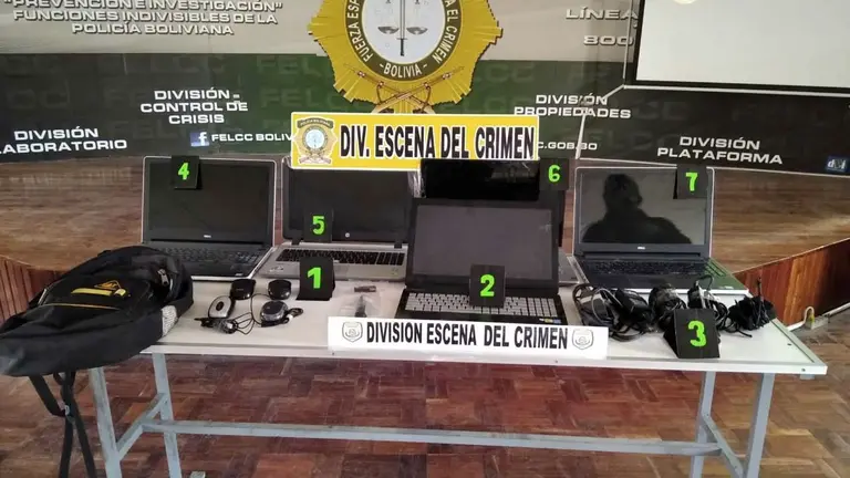 Las computadoras recuperadas expuestas por la Polic&iacute;a. ERBOL
