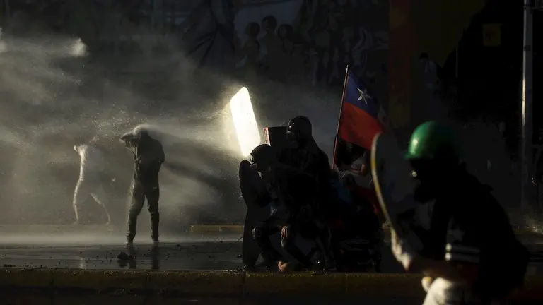 Manifestantes bloquean la Alameda, principal avenida en Santiago. EFE