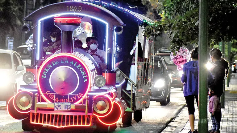 El Tren de la Alegría circula por el Prado de Cochabamba.  Dico Sol&iacute;s