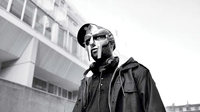 Daniel Dumile, MC y productor&nbsp;estadounidense&nbsp;de&nbsp;hip hop&nbsp;nacido en el&nbsp;Reino Unido&nbsp;que ha tomado varios alias durante su carrera, de los cuales&nbsp;MF DOOM&nbsp;es el m&aacute;s notable.   INTERNET