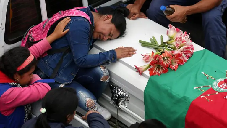 Una mujer llora la muerte de un ind&iacute;gena en la comunidad La Luz, donde fueron asesinados cinco miembros de la guardia originaria.         FUENTE: EL TIEMPO