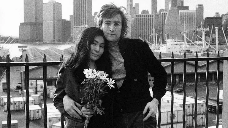 Fotograma de archivo cedido por el Servicio P&uacute;blico de Radiofusi&oacute;n (PBS) donde aparecen John Lennon y Yoko Ono posando en Nueva York. EFE