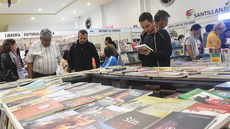 Personas acuden a la Feria del Libro. ARCHIVO