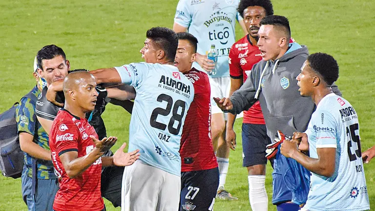 Foto referencial: David Enrique Díaz (28) retiene a Arnaldo Giménez para evitar que las riñas se descontrolen en el &uacute;ltimo cl&aacute;sico valluno, jugado en diciembre del a&ntilde;o pasado. ARCHIVO NOÉ PORTUGAL