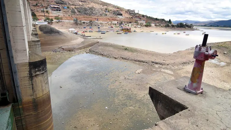 La represa de la Angostura con el nivel de agua por debajo de lo normal, ayer. Noé Portugal