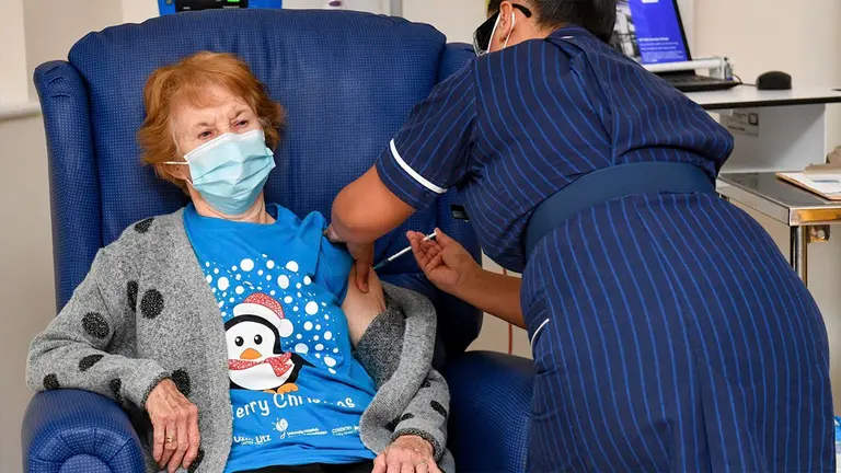 Una mujer de 90 a&ntilde;os siendo vacunada contra la COVID-19 en Reino Unido. EFE