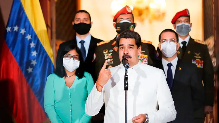 El presidente de Venezuela Nicolas Maduro junto a ministros de gabinete. EFE