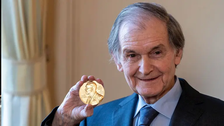 Roger Penrose recibe en Londres el premio Nobel de F&iacute;sica. EFE