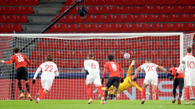 Georginio Rutter de Rennes anota el 1-3 pasado al portero del Sevilla Yassine Bounou durante el partido de fútbol del grupo E de la Liga de Campeones de la UEFA. EFE