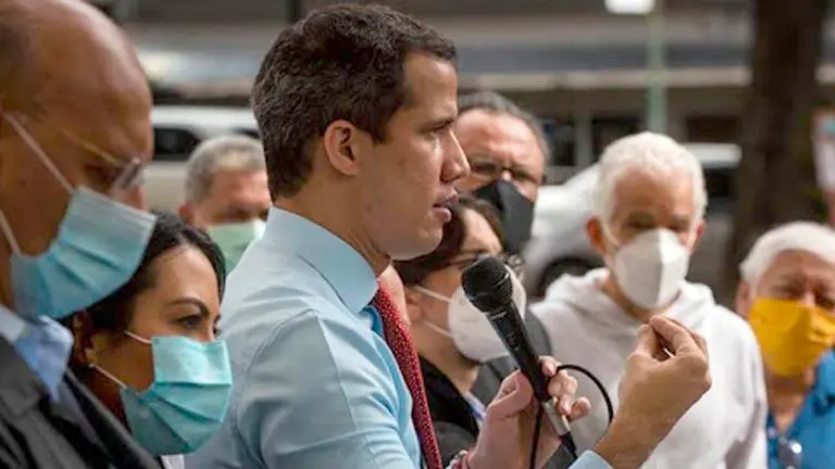 El jefe del Parlamento de Venezuela, Juan Guaidó, ofrece declaraciones a periodistas el 7 de diciembre de 2020 en Caracas (Venezuela). EFE