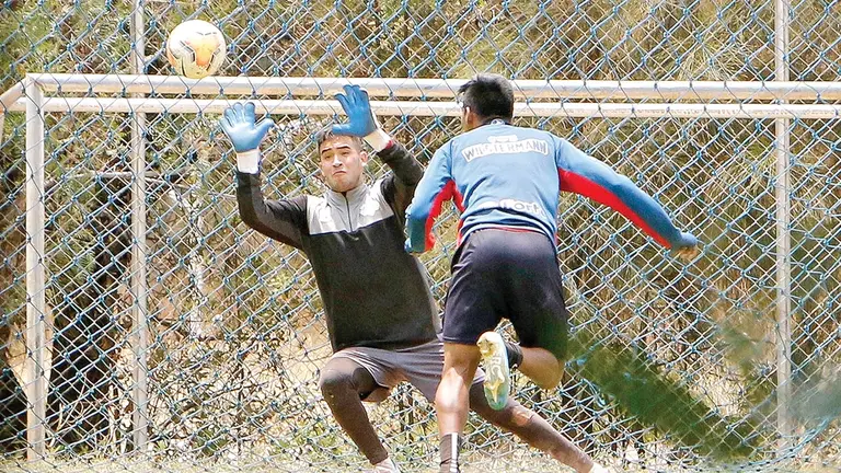 El arquero Daniel Sandy durante las prácticas del Rojo. APG