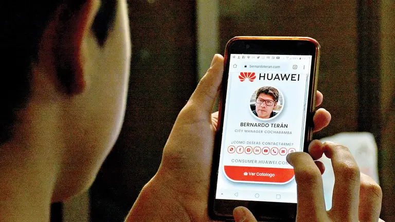 Una persona observa una tarjeta digital creada por el Grupo Amaya. Dico Solís