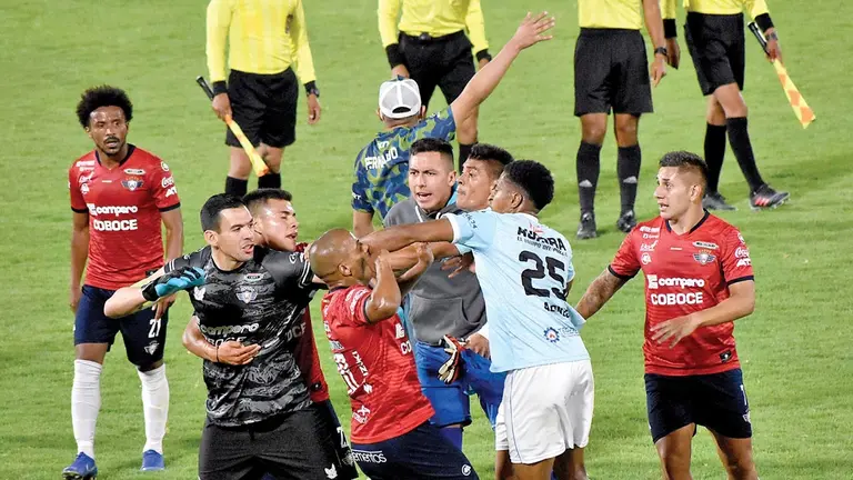 El momento de tensi&oacute;n del arquero Giménez de Wilster en el partido con Aurora. No&eacute; Portugal