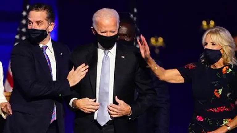 Imagen de archivo del presidente electo de EE.UU., Joe Biden (C), su hijo Hunter Biden (i) y su esposa Jill Biden (d). ARCHIVO