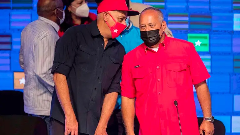 Los candidatos chavistas a la Asamblea Nacional, Jorge Rodríguez (i) y Diosdado Cabello (d), celebran previo al anuncio de los resultados del Consejo Nacional Electoral (CNE). EFE