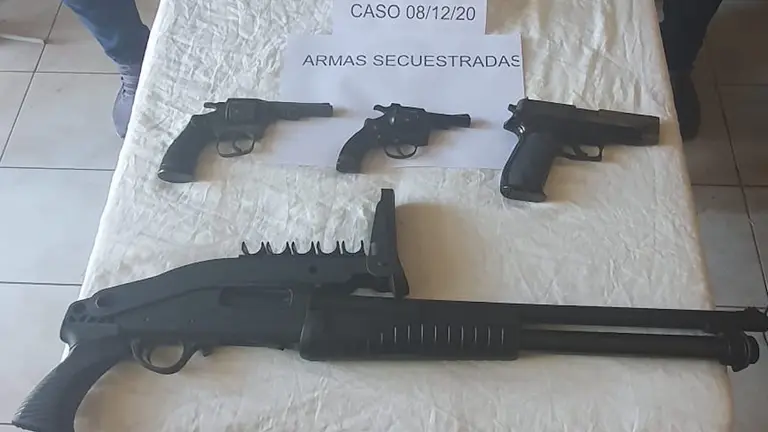 Las armas decomisadas presentadas por la Polic&iacute;a. ABI