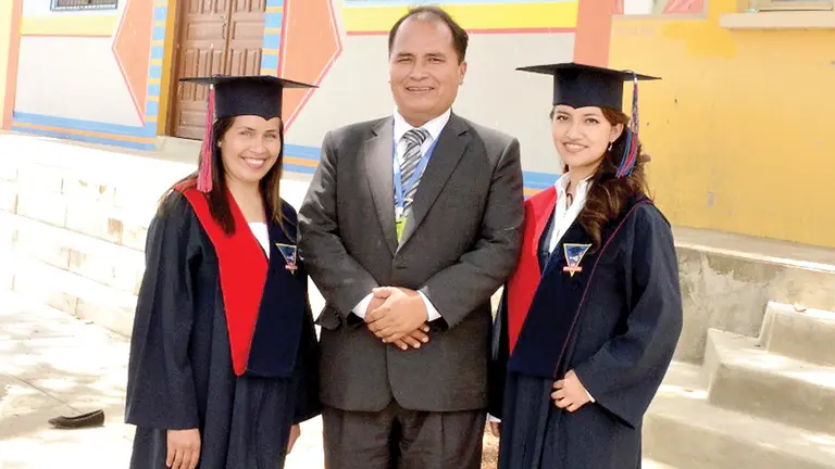 Nelsy Bautista y Alejandra Villarroel, las dos maestras sordas, junto al director de la institución, Flaviano Claros. CortesÍa de Foto y Video Digital X-tra Color