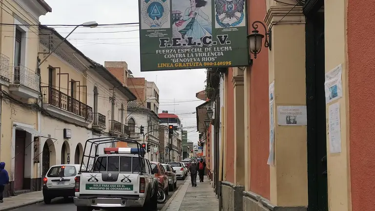 El ingreso a las oficinas de la FELCV en la calle Baptista, en Cochabamba. FOTO: Mariela Coss&iacute;o