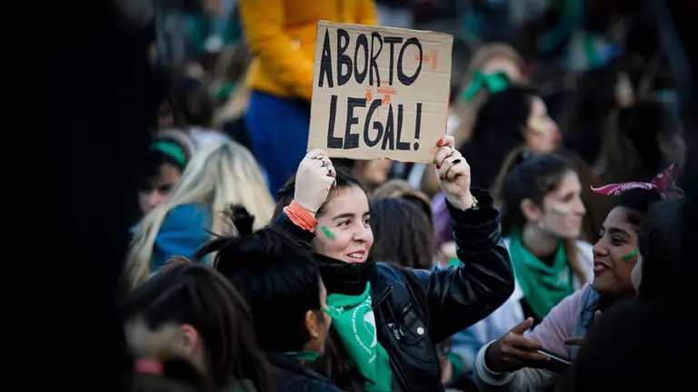 Una activista a favor del aborto legal protesta en una marcha en Argentina. EFE