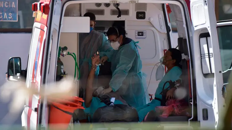 Personal m&eacute;dico en Brasil atendiendo a un paciente de coronavirus. EFE