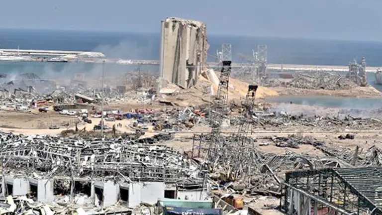 Vista de las consecuencias que dejo la explosión en agosto en un puerto de Beirut.  ARCHIVO-EFE