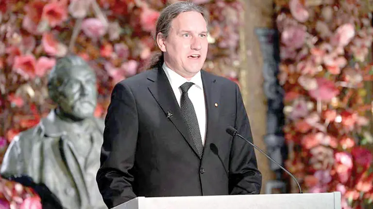 El profesor Tommy Andersson, de la Academia Real de las Ciencias, presenta al premio Nobel de Economía. EFE