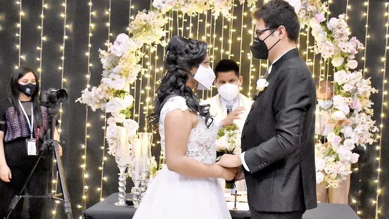 Una pareja contrae nupcias  en pandemia. Dico Solís