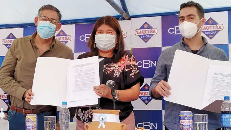 El acto de firma de convenio entre la CBN y la Gobernación de Cochabamba. CBN