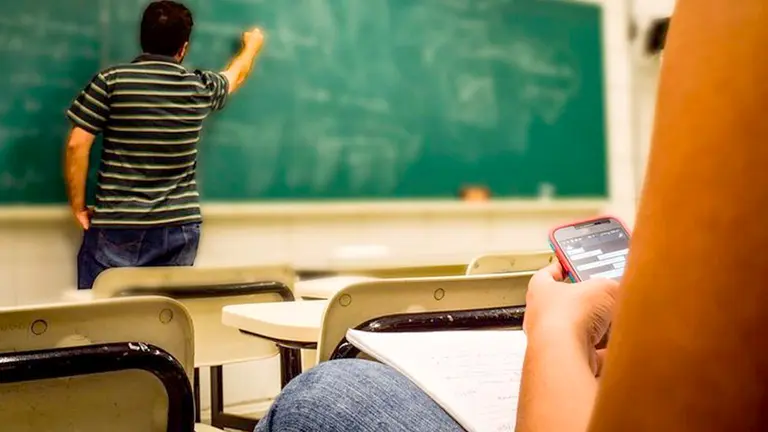Fotografía ilustrativa de una estudiante en clases. Pixabay