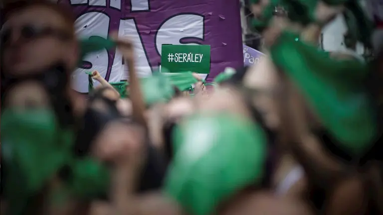 Marcha de pa&ntilde;uelos verdes en Argentina a favor de la ley del aborto. EFE