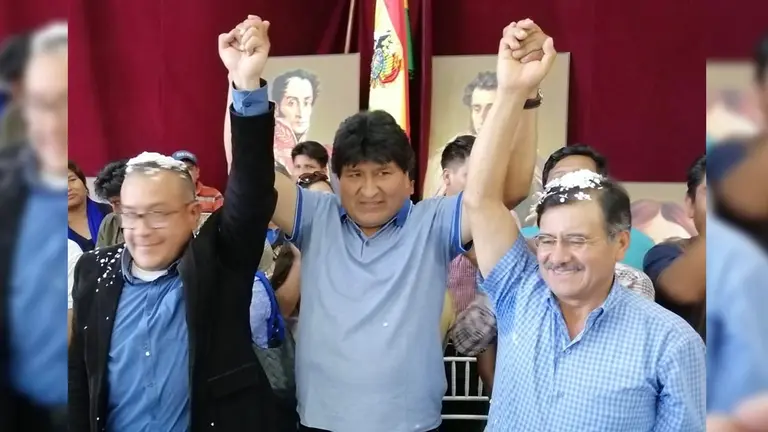 El jefe de campa&ntilde;a del Movimiento Al Socialismo, Evo Morales junto a los candidatos confirmados para la Alcaldia y Gobernaci&oacute;n, Nelson Cox y Humberto Sanchez. Ricardo Cruz