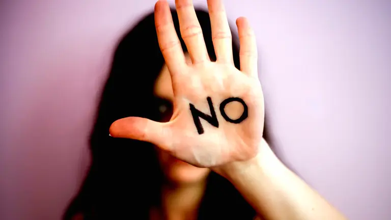 Una mujer rechaza la violencia. ARCHIVO