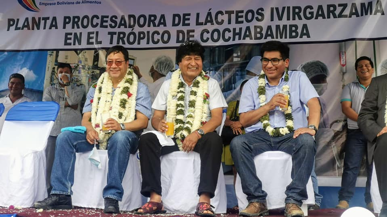 El presidente Luis Arce junto a Evo Morales en la entrega de la ampliaci&oacute;n de la planta de l&aacute;cteos en el Tr&oacute;pico cochabambino. FACEBOOK EVO MORALES
