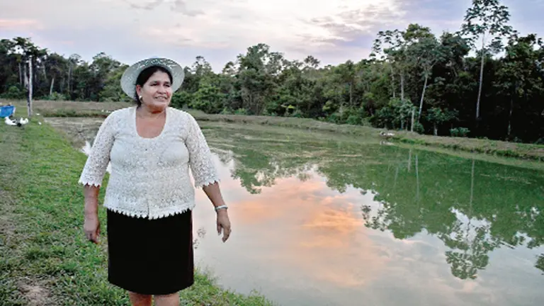 Leónida Zurita, junto a su criiadero de peces en el Trópico. DICO SOLÍS
