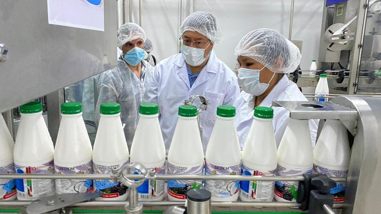 El presidente Luis Arce recorre instalaciones de la planta industrializadora de leche en el Tr&oacute;pico. RRSS
