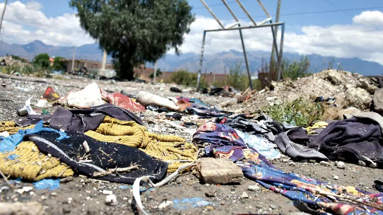 La cancha deportiva con la basura en el sector, en Quillacollo. DICO SOLÍS