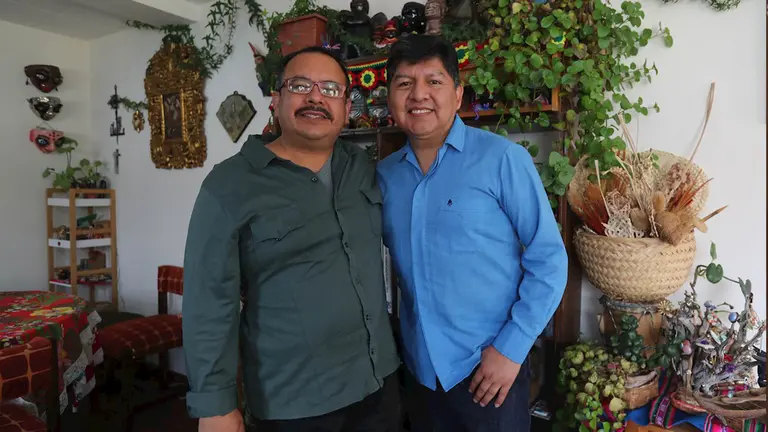 Fotograf&iacute;a que muestra a la pareja David Aruquipa y Guido Monta&ntilde;o, en su domicilio el 14 de diciembre de 2020 en La Paz. EFE