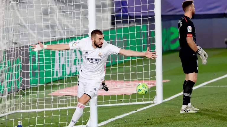 El delantero francés del Real Madrid, Karim Benzema, celebra un gol durante un encuentro frente al Athletic de Bilbao. EFE