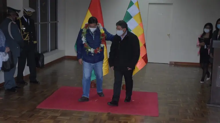 El momento del encuentro entre Luis Arce y David Choquehuanca. APG